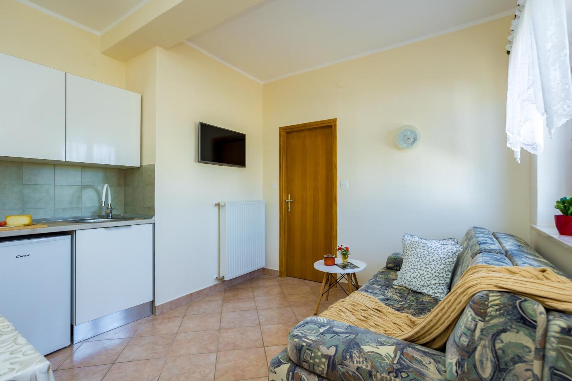 Apartments And Rooms Kod Keti Malinska Exterior foto